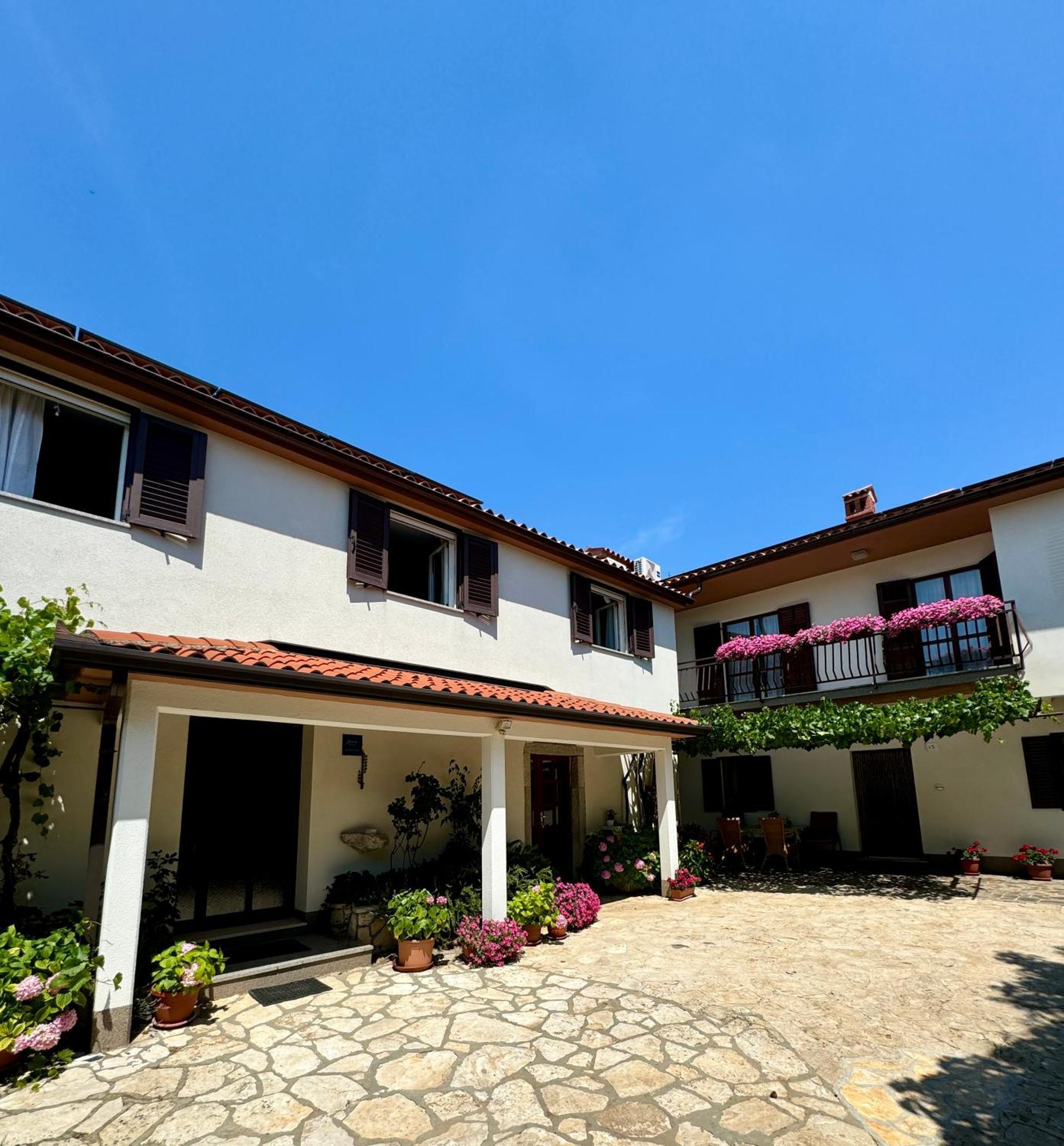 Guest House Renata Plomin Esterno foto